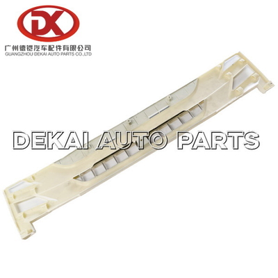 ISUZUの身体部分の白い前部は新しい8974289771グリルNPR 75 L=133を焼く